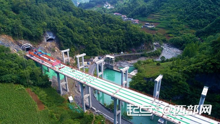 安康至岚皋高速公路陕渝界16标项目桥梁单幅贯通